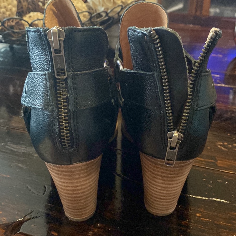 Seychelles Black Leather Bootie with Silver Metal Accent…..Excellent Condition! - Picture 3 of 3